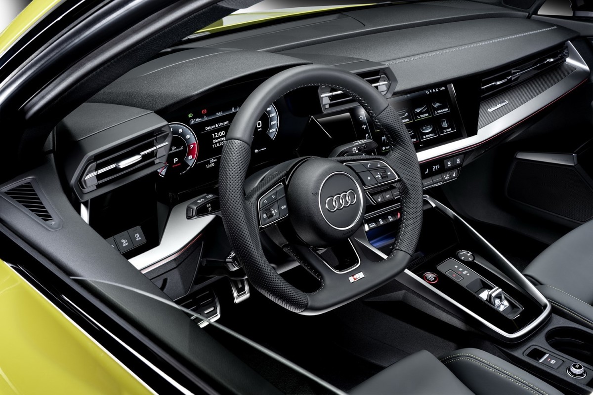 Audi S3 2021 - notranjost z oznakami S3